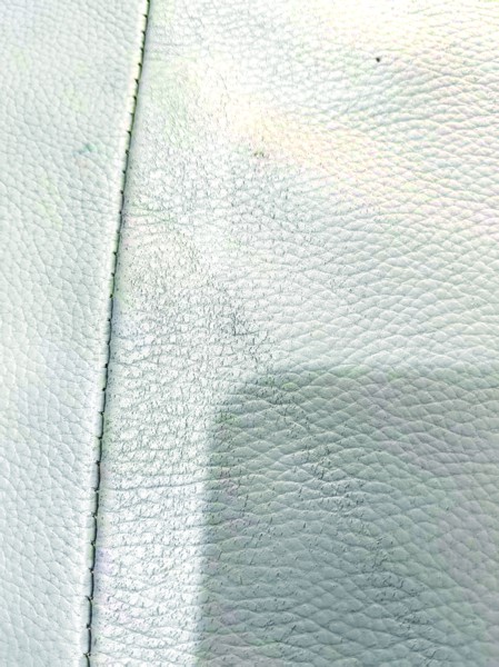 万先生在顾家家居购买的牛皮沙发(受访者供图)